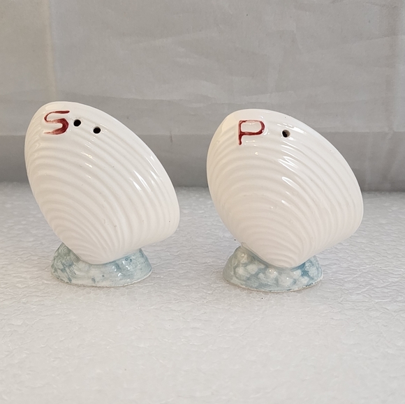 Shiken Bone China Clam Shell Salt & Pepper Shakers - Picture 2 of 9